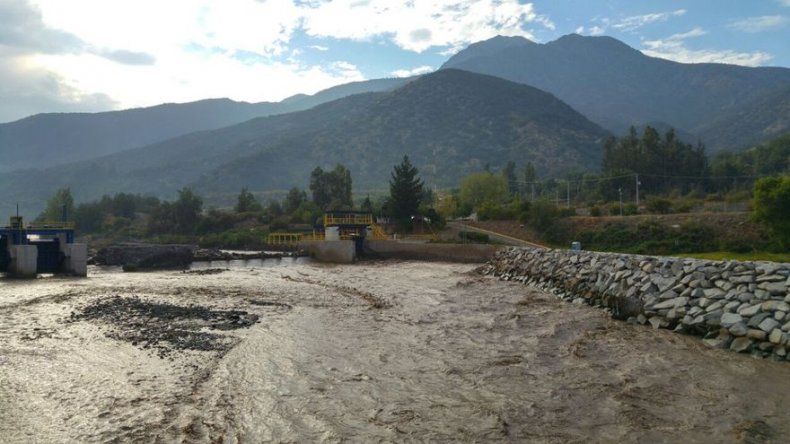 Más de 1,4 millones de hogares sin agua en Chile por fuertes lluvia