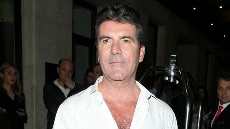 Simon Cowell casi se tira por un precipicio