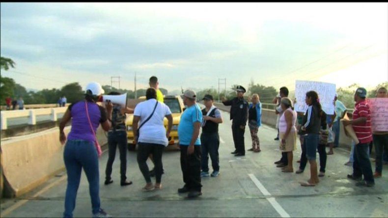 Moradores de Las Garzas cierran vía, exigen legalización de tierras