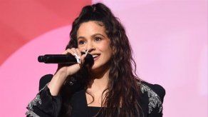 Rosalía le ofrece una sesión musical no solicitada a su vecino