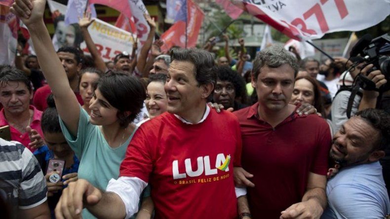 Sucesor de Lula en campaña presidencial busca votos en mayor favela de Brasil