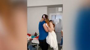 Enfermera ucraniana que perdió piernas en explosión de mina baila con su nuevo marido