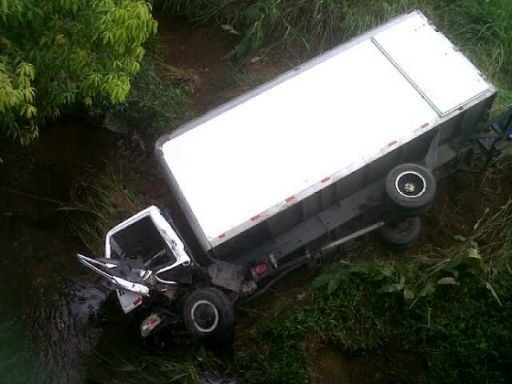 Camión cae bajo puente en Villalobos, dos personas heridas