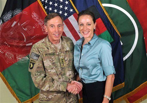 Amante de Petraeus no enfrentará cargo