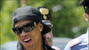 Ronaldinho espera reactivar su carrera en Italia