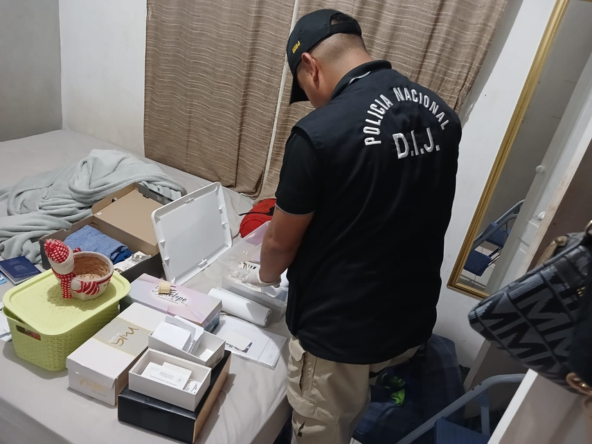 Autoridades aprehenden a exfuncionaria en operación que desarticuló a un grupo delictivo.