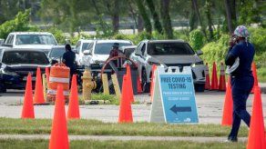 Autoridades sanitarias realizan pruebas de covid-19 en el lugar de prueba en el Tropical Park en Miami, Florida.