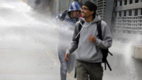 Chocan estudiantes y policías por paro agrario