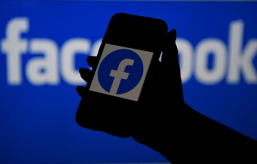 la Comisión Europea examinará en detalle si la posición de Facebook en las redes sociales y la publicidad en línea le posibilita perjudicar la competencia en mercados vecinos.