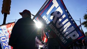 En Arizona, legisladores republicanos contrataron una firma llamada Cyber Ninjas, que durante seis meses buscó pruebas de fraude para sustentar las denuncias de Trump.