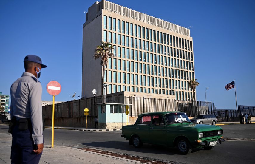Un oficial de policía hace guardia frente a la embajada de los Estados Unidos en La Habana