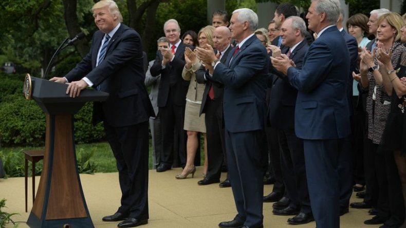 Trump celebra en la Casa Blanca aprobación de su plan de salud en Cámara baja
