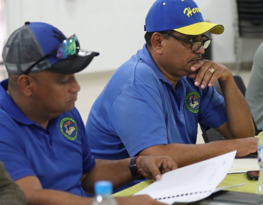 Gremios magisteriales revisan el instructivo de capacitación de docentes