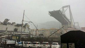 Se desploma un viaducto en Génova y varios vehículos caen al vacío
