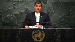Correa indulta a preso y pide revisar sanciones al contrabando de combustible