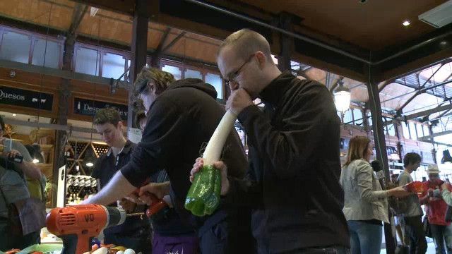 Zanahorias, calabazas y coles llenan de música un mercado de Madrid