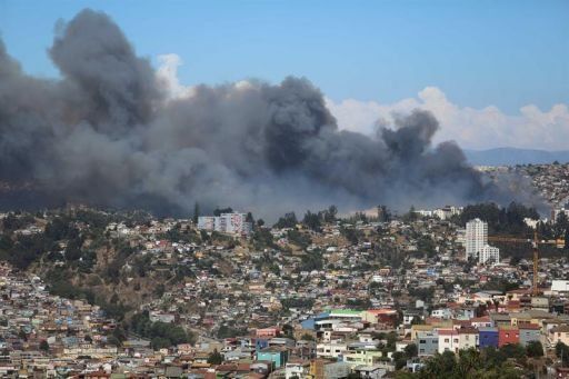 Máxima alerta en Viña y Valparaíso por incendio fuera de control