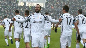 Otro gol de Higuaín amplía ventaja de la Juve en Italia