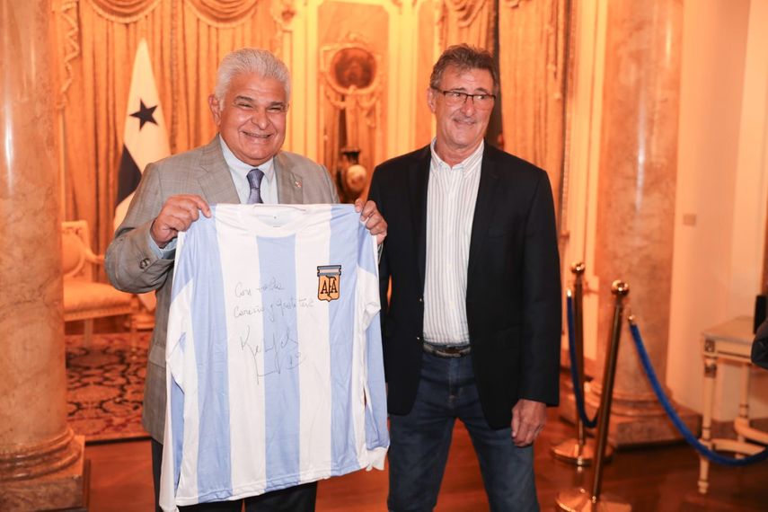 Presidente Mulino recibe a Mario Kempes
