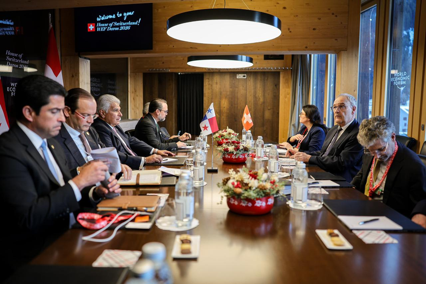 Delegación panameña presente en la reunión junto al presidente Mulino