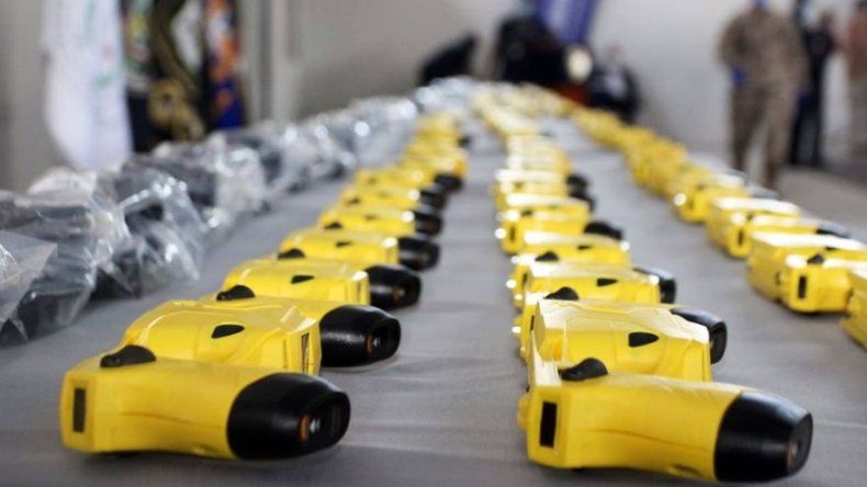Miembros de la fuerza pública son capacitados y dotados con pistolas taser
