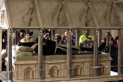 Exhiben públicamente los restos del Padre Pío