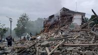 Bomberos quitando los escombros de un edificio destruido después de un ataque con misiles en la ciudad de Nikopol, región de Dnipro, en medio de la invasión rusa de Ucrania. Bomberos quitando los escombros de un edificio destruido después de un ataque con misiles en la ciudad de Nikopol, región de Dnipro, en medio de la invasión rusa de Ucrania.