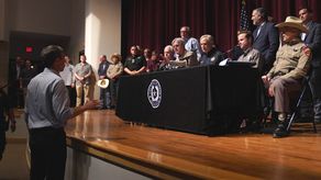 El que le interrumpió fue Beto ORourke, un ferviente defensor del control de armas.