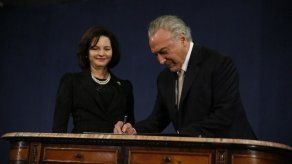 La nueva fiscal de Brasil asume ante Temer en condición de presidente acusado