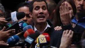 Guaidó ordena traspaso de cuentas en el exterior para evitar saqueo