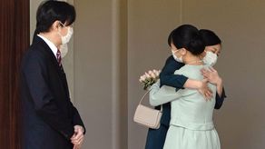 Mako también renunció a la dote de 140 millones de yenes (1,23 millones de dólares) a la que tenía derecho por abandonar la familia imperial, según funcionarios de palacio.