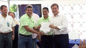 Entregan órdenes de proceder para construcción de 1