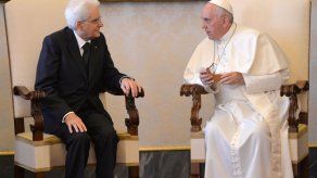 El papa pide hacer más por inmigrantes que inundan Italia El papa pide hacer más por inmigrantes que inundan Italia