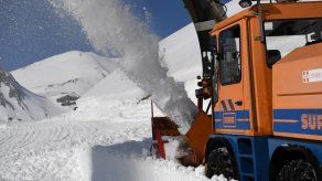 Seis militares de una unidad de rescate, dos perros especializados y dos helicópteros están trabajando en la zona accidentada en los Alpes franceses.