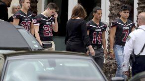 Agente armado en escuela de Florida no enfrentó al agresor