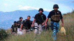 Policía albanesa refuerza asedio a pueblo rebelde