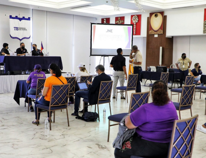 Junta de escrutinio en sede del Tribunal Electoral.