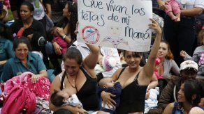 Mujeres se reúnen en Bogotá para amamantar a sus hijos