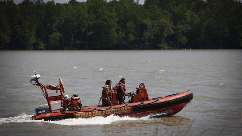 Fuerza Naval hondureña busca 8 tripulantes tras hundimiento de barco pesquero