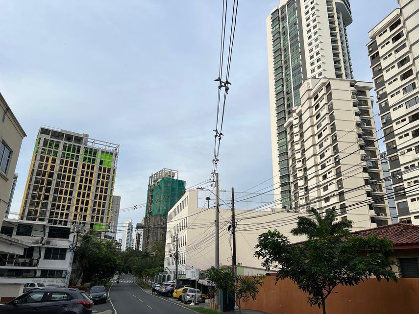 Naturgy reemplaza conductores tradicionales por conductores forrados.