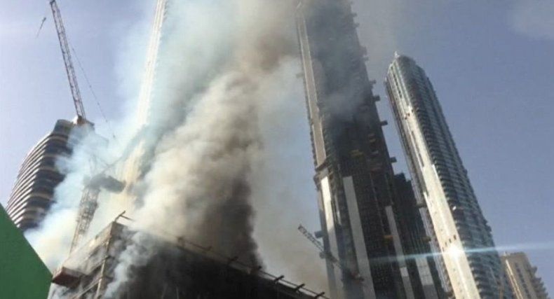 Un aparatoso incendio cubre de humo el centro de Dubái