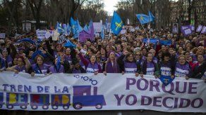 Zapatero dice que nadie debe imponer una determinada regla moral a la mujer