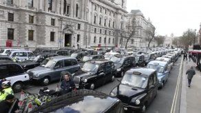 Miles de taxis bloquean el centro de Londres en protesta por Uber