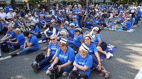 El personal médico participa en una protesta en Varsovia.