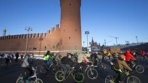 Moscovitas desafían frío intenso para pasear en bici