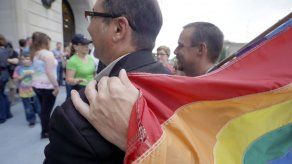 Revocan prohibición a bodas gay en Arkansas