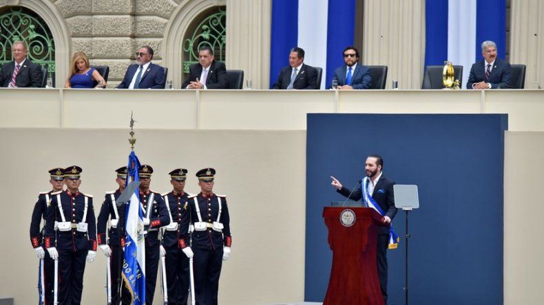 Bukele asume gobierno de El Salvador con seguridad, migración y economía en la mira