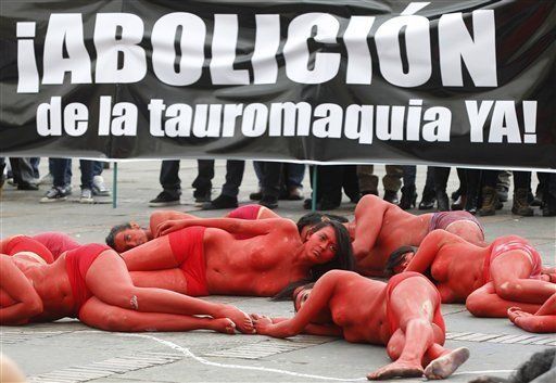 Jóvenes colombianos protestan desnudos contra corridas de toros