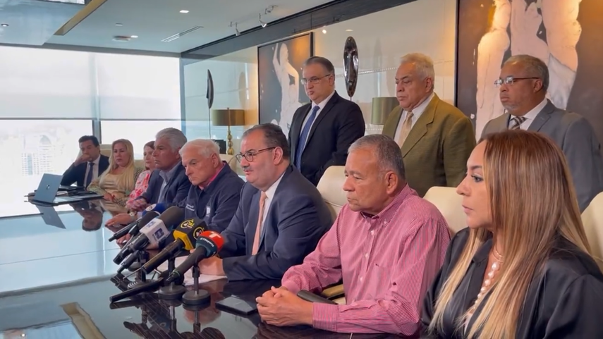 Abogados del expresidente Ricardo Martinelli en conferencia de prensa.