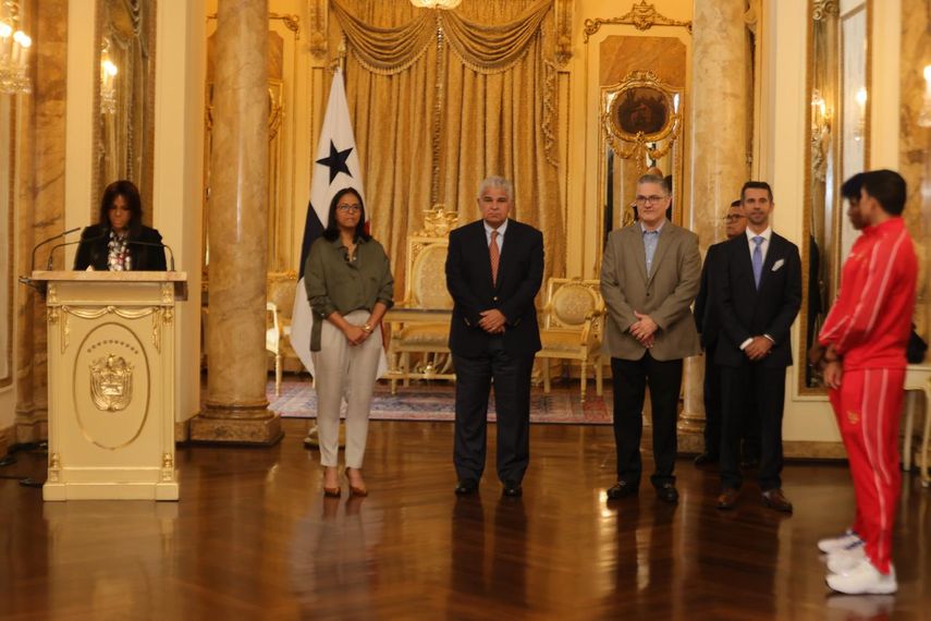 Presidente Mulino entrega el pabellón nacional a la delegación de Panamá de los Juegos Olímpicos